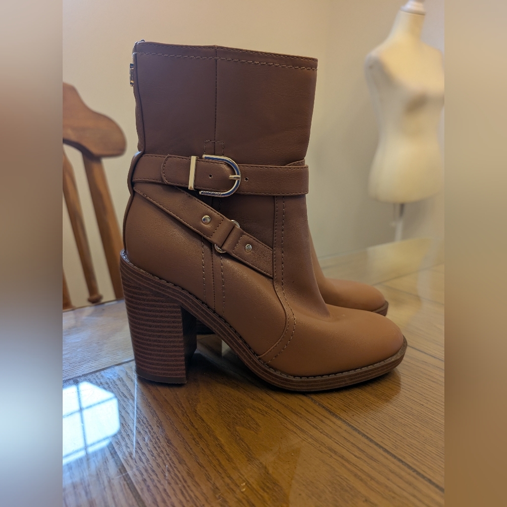 Women's Tommy Hilfiger Owhenn Heeles Boot Light Brown Size 7M